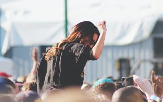 fille en festival concert